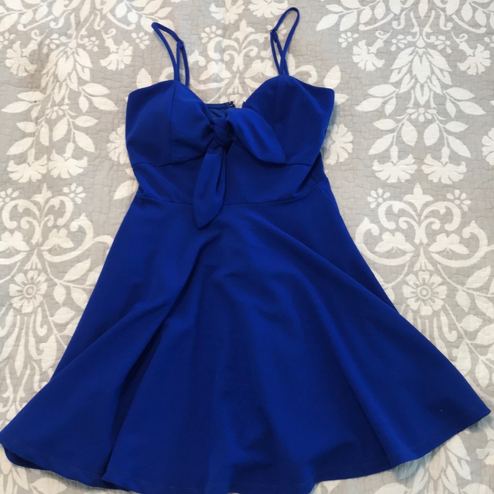 Dress with knot in front